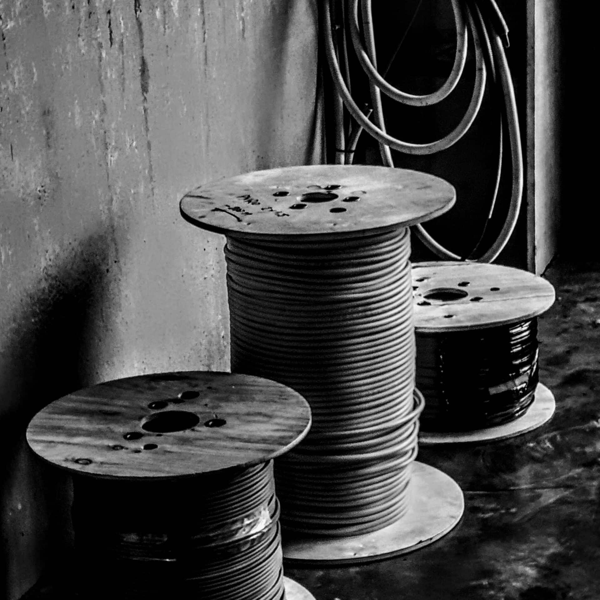Kabelrollen en bekabeling bij elektriciteitswerken
