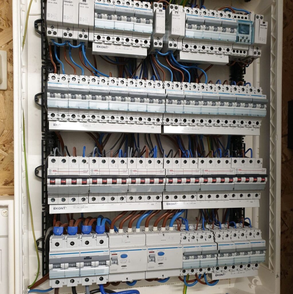 Verdeelbord met automaten, differentieelschakelaars en bekabeling
