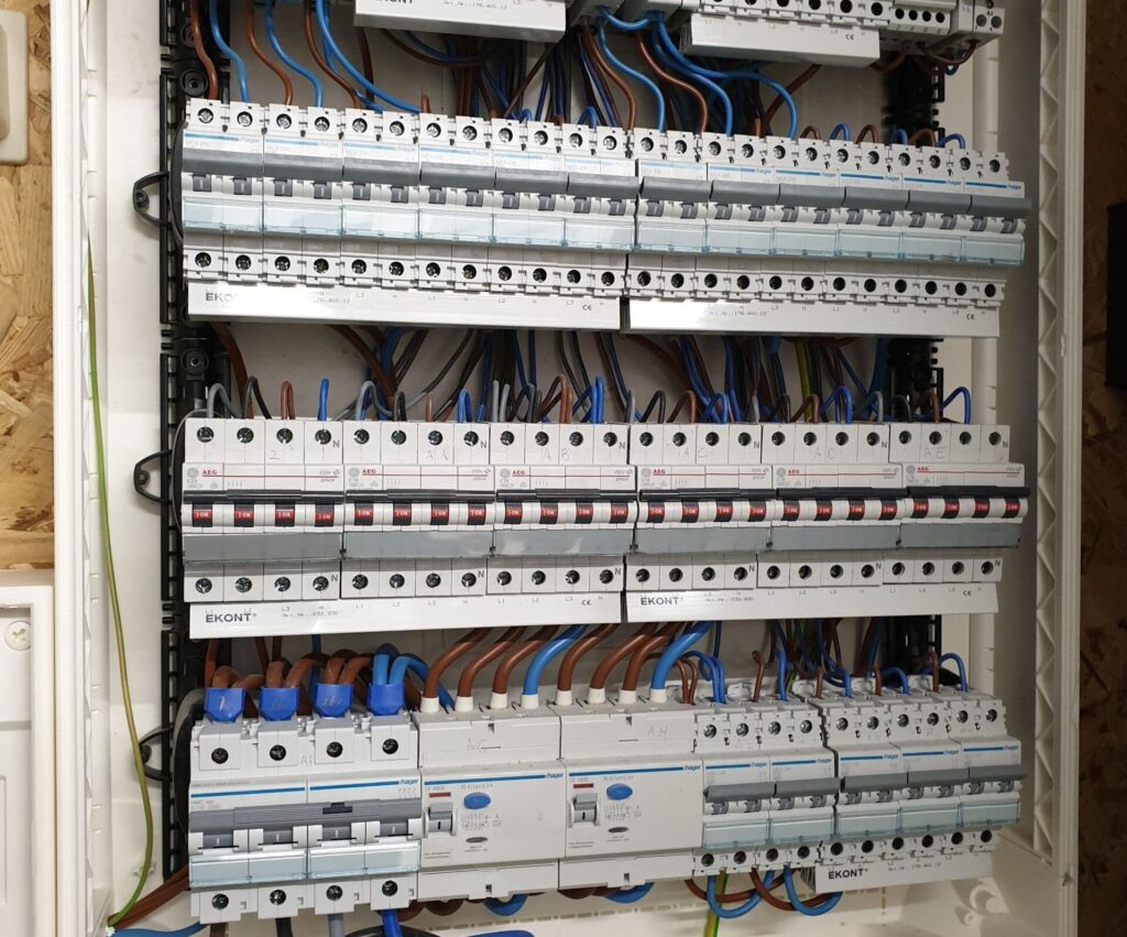 Open elektrisch verdeelbord met automaten, differentieelschakelaars en bekabeling