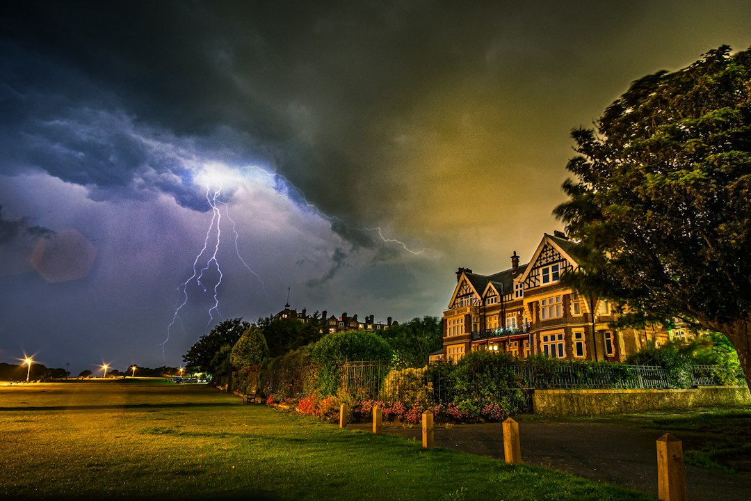Bliksem tijdens onweer boven een woongebouw