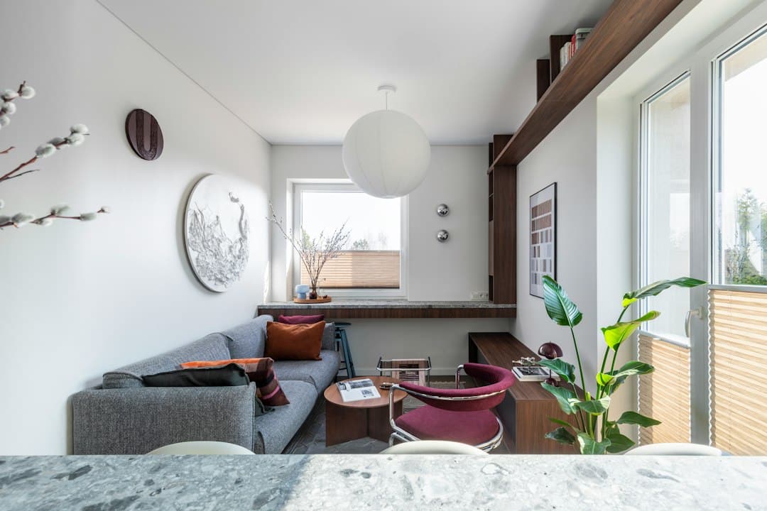 Afgewerkt wooninterieur met hanglamp, wandverlichting en aansluitpunten bij een werkblad