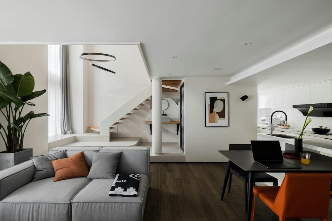 Modern wooninterieur met ingebouwde plafondverlichting en een open keuken