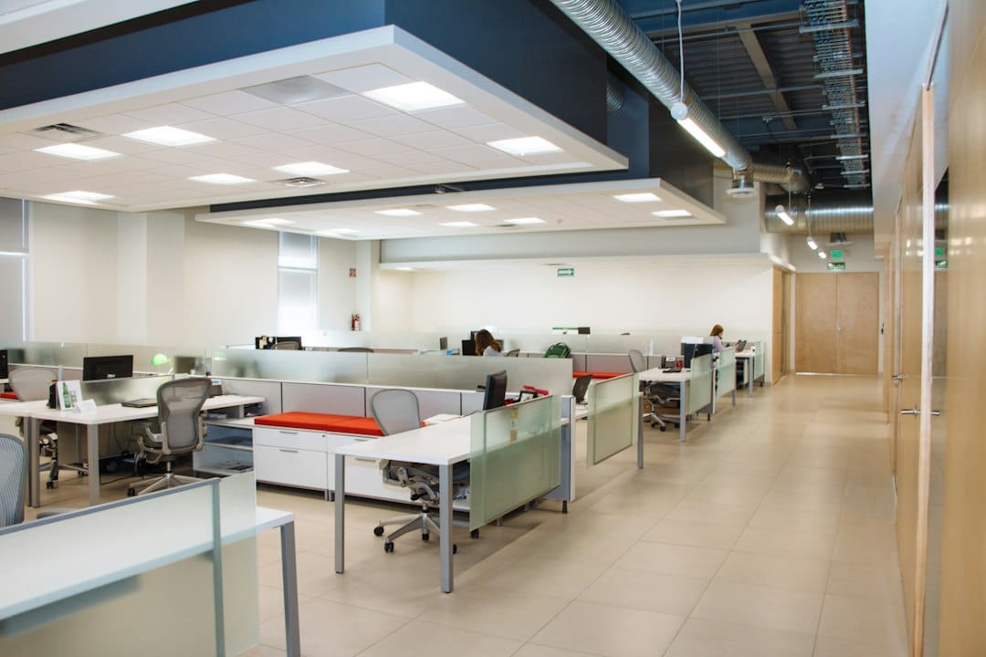 Professioneel kantoor met lichtpanelen en lineaire plafondverlichting